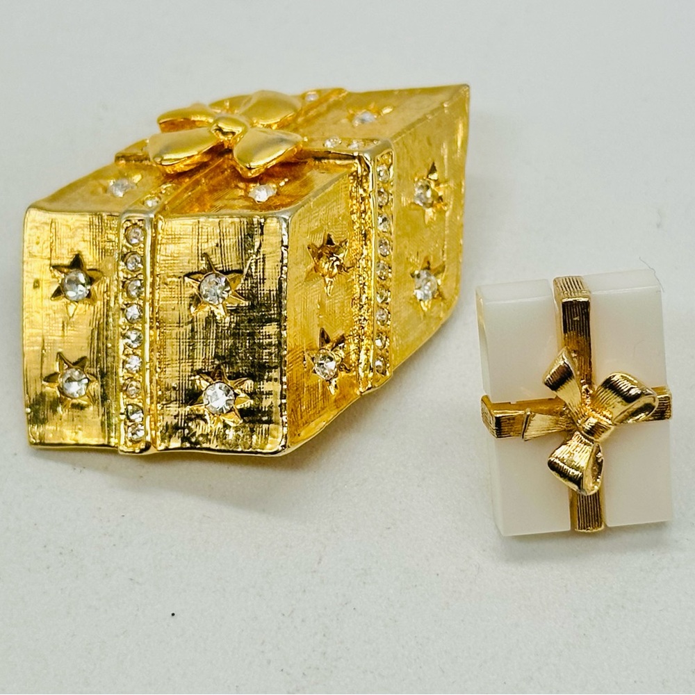 Vintage Christmas Brooch Set Gift Present Gold Tone Rhinestone Lucite Pin